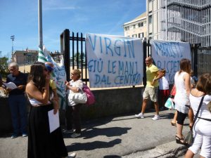 Genova, dipendenti in protesta all'ingresso dello Champagnat