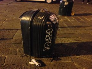 Nella foto, uno dei cassonetti blindati col lucchetto in Piazza Matteotti