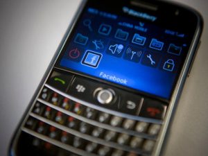 Tecnologia, Blackberry abbandonerà la produzione di smartphone