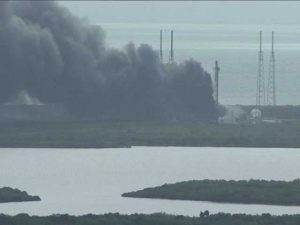 L'esplosione del razzo a Cape Canaveral