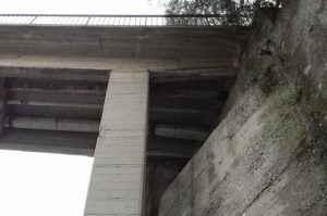 il ponte da cui cadono detriti