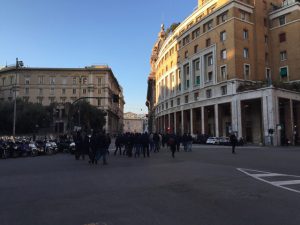 Nella foto, i manifestanti si dirigono verso Piazza De Ferrari 