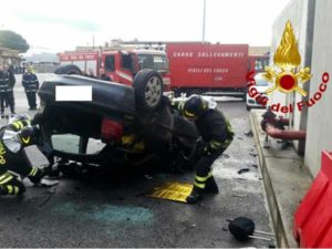 Incidente stradale a Roma, auto vola giù dalla tangenziale