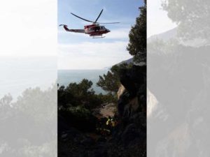 Elicottero soccorre un uomo caduto sull'isola Palmaria