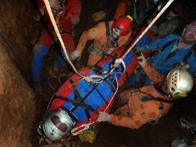 Sisma Centro Italia, salvata la speleologa ferita nella grotta Sisma Centro Italia, salvata la speleologa ferita nella grotta