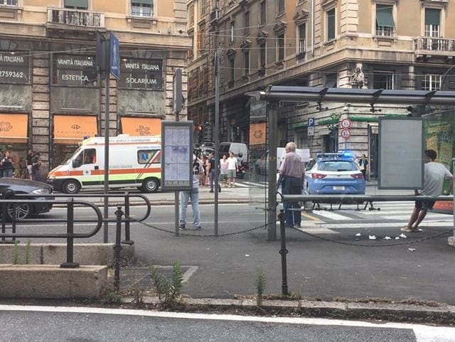 Paura a Genova, accoltella la ex e un passante in strada: feriti Paura a Genova, accoltella la ex e un passante in strada: feriti